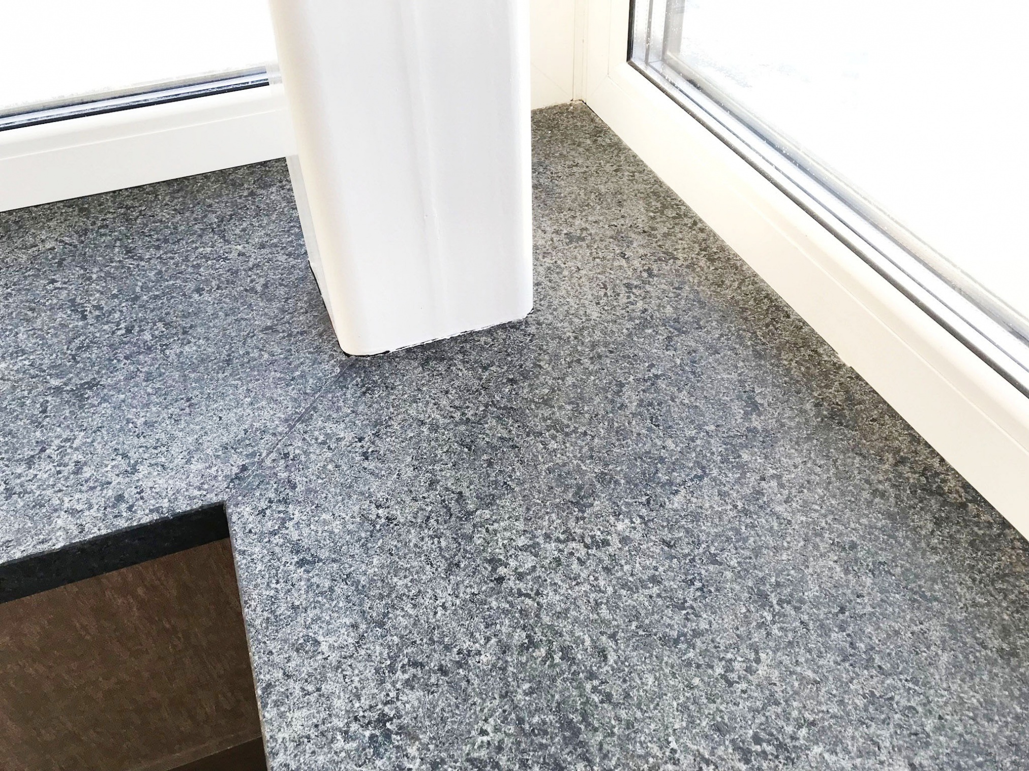 Столешница и подоконник из гранита Rajastan Black
